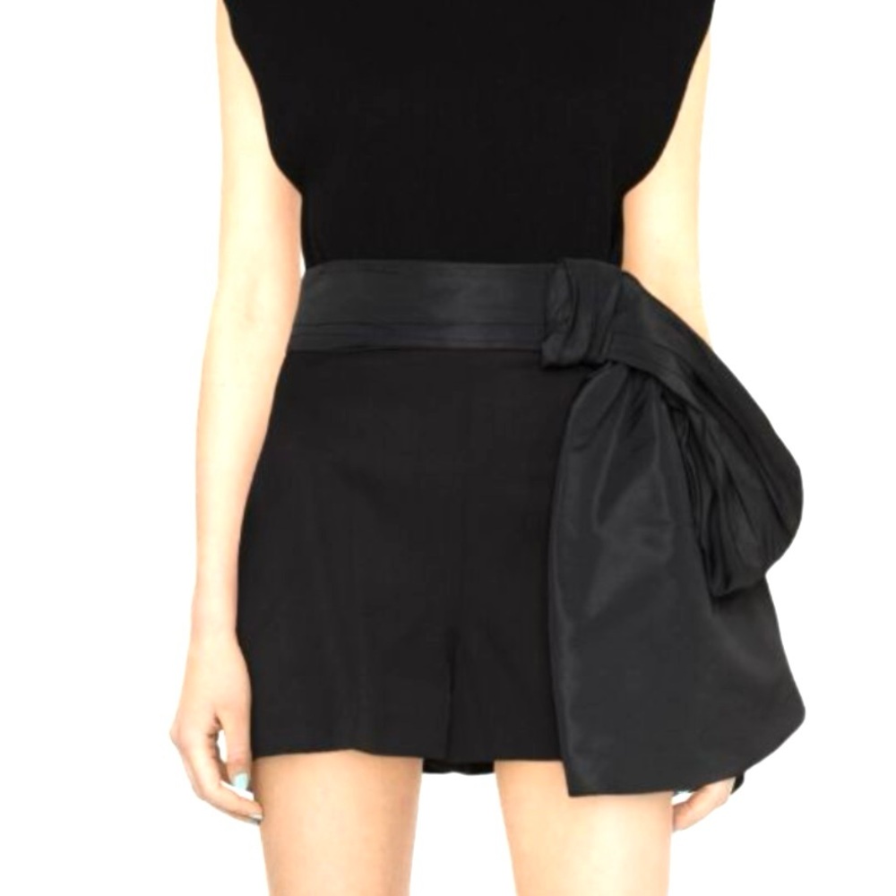 New!  McQueen Black Tailored Bow Shorts - Size IT 40/US 4